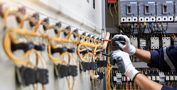 Professional Electrician technician working in DeWitt, IA